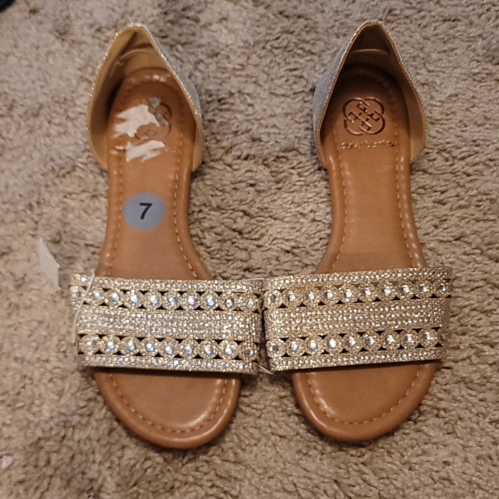 NWT  Daisy Fuentes sandals